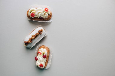 gri arka plan üzerinde çeşitli lezzetli tatlılar 