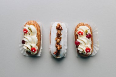 gri arka plan üzerinde çeşitli lezzetli tatlılar 