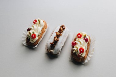 gri arka plan üzerinde çeşitli lezzetli tatlılar 