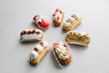 gri arka plan üzerinde çeşitli lezzetli tatlılar 