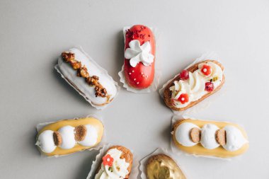 gri arka plan üzerinde çeşitli lezzetli tatlılar 