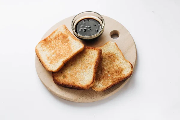 カリカリ トーストと木の板にジャム — ストック写真