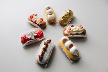 gri arka plan üzerinde çeşitli lezzetli tatlılar 