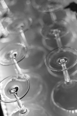 içinde pek çok temiz kadehlerin bar, profesyonel ekipman 