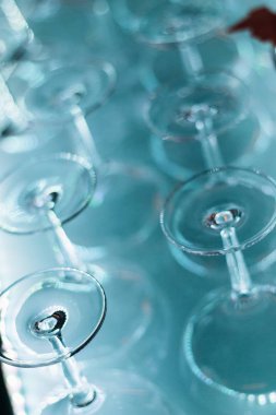 içinde pek çok temiz kadehlerin bar, profesyonel ekipman 