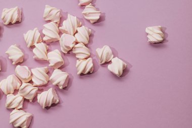 lezzetli tatlı lokum gibiydi Lila zemin üzerine düz lay