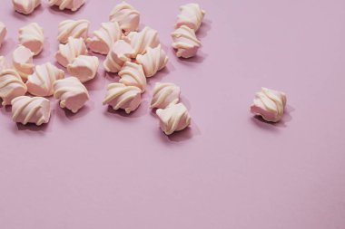 lezzetli tatlı lokum gibiydi Lila zemin üzerine düz lay