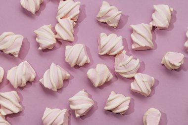 lezzetli tatlı lokum gibiydi Lila zemin üzerine düz lay