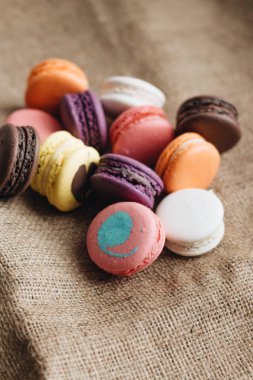 kompozisyon üzerinde çul, tatlı tatlı lezzetli renkli macaroons 