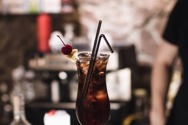 buz küpleri, kiraz ve payet ile lezzetli kokteyl çubuk 
