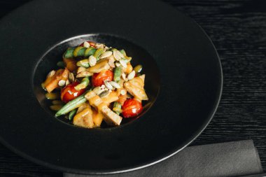 tohum ve siyah plaka üzerinde sebze taze sağlıklı yemek