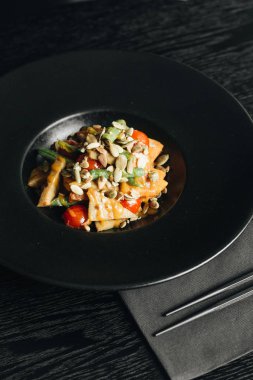 tohum ve siyah plaka üzerinde sebze taze sağlıklı yemek