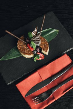 lezzetli tatlı taş levha üzerinde taze çilek ile 