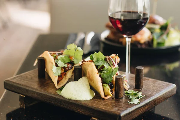 sebze ve maydanoz, kırmızı şarap, Meksika mutfağı ile bardağı ile lezzetli tacos 