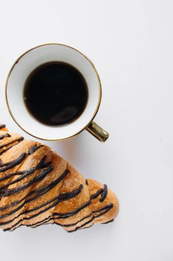 lezzetli tatlı kruvasan ve kahve beyaz tablo, lezzetli ev yapımı tatlı