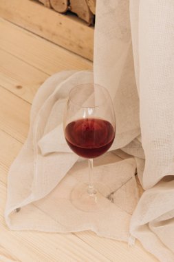 kadehinin ahşap masa ve beyaz Tekstil kırmızı şarap ile 