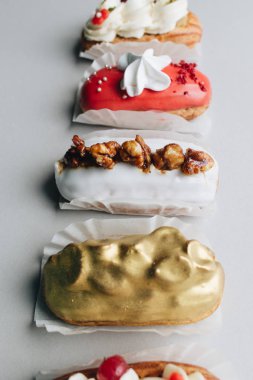 gri arka plan üzerinde çeşitli lezzetli tatlılar 