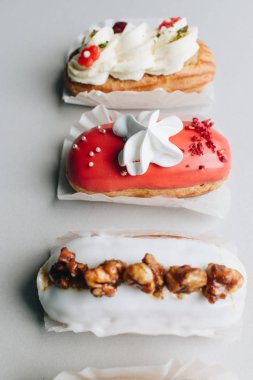 gri arka plan üzerinde çeşitli lezzetli tatlılar 