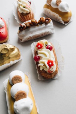 gri arka plan üzerinde çeşitli lezzetli tatlılar 