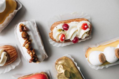 gri arka plan üzerinde çeşitli lezzetli tatlılar 