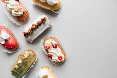 gri arka plan üzerinde çeşitli lezzetli tatlılar 