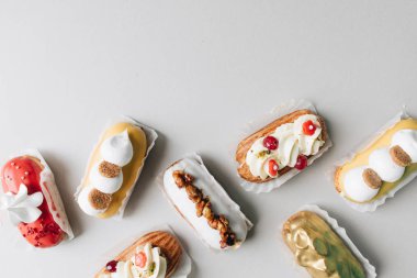 gri arka plan üzerinde çeşitli lezzetli tatlılar 