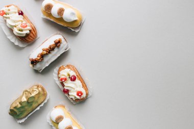 gri arka plan üzerinde çeşitli lezzetli tatlılar 