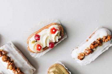 gri arka plan üzerinde çeşitli lezzetli tatlılar 