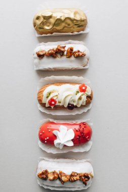 gri arka plan üzerinde çeşitli lezzetli tatlılar 