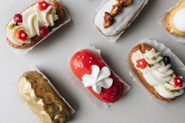 gri arka plan üzerinde çeşitli lezzetli tatlılar 