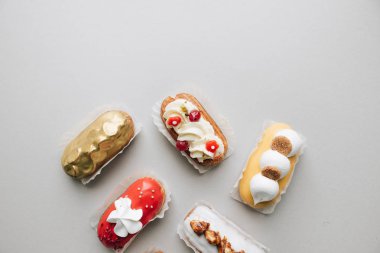 gri arka plan üzerinde çeşitli lezzetli tatlılar 