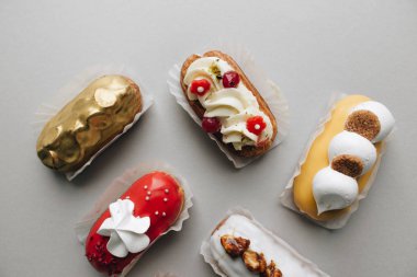 gri arka plan üzerinde çeşitli lezzetli tatlılar 