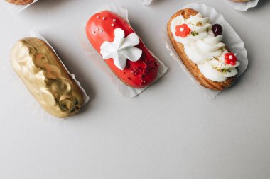 gri arka plan üzerinde çeşitli lezzetli tatlılar 