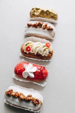 gri arka plan üzerinde çeşitli lezzetli tatlılar 