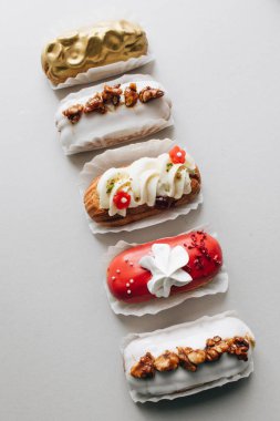 gri arka plan üzerinde çeşitli lezzetli tatlılar 