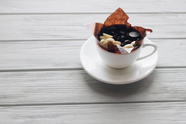 lezzetli tatlı çikolata damla bardak, Beyaz ahşap arka plan düz lay