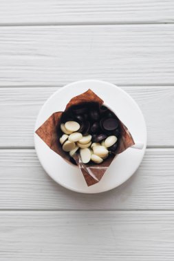 lezzetli tatlı çikolata damla bardak, Beyaz ahşap arka plan düz lay