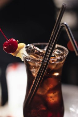 buz küpleri, kiraz ve payet ile lezzetli kokteyl çubuk 