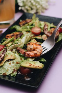 lezzetli fırında sebze ve karides tepsi 