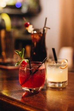 buz küpleri ve payet ile lezzetli kokteyl çubuk 