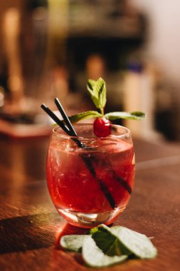 buz küpleri ve payet ile lezzetli kokteyl çubuk 