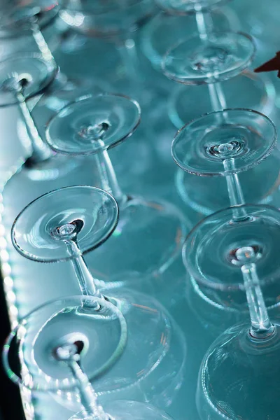 içinde pek çok temiz kadehlerin bar, profesyonel ekipman 