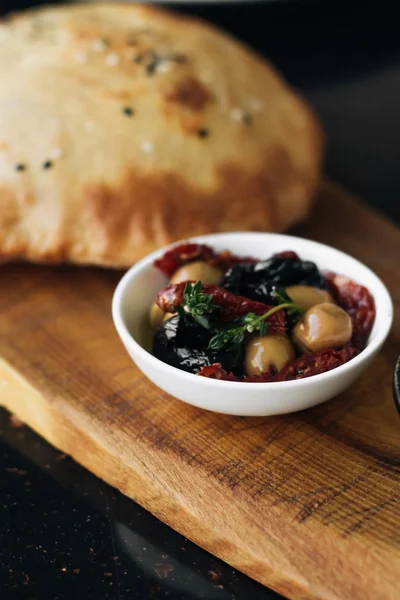 Ev yapımı taze ekmek ve zeytin ahşap tahta üzerinde 