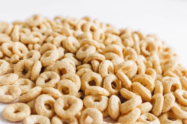 Beyaz arka plan üzerinde izole gevrek cracknels yığını