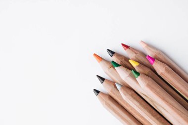 Beyaz arka plan üzerinde izole renkli kalemler bileşimi