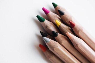 Beyaz arka plan üzerinde izole renkli kalemler bileşimi