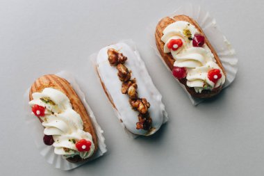 gri arka plan üzerinde çeşitli lezzetli tatlılar 