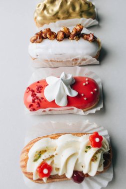 gri arka plan üzerinde çeşitli lezzetli tatlılar 