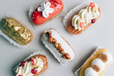 gri arka plan üzerinde çeşitli lezzetli tatlılar 