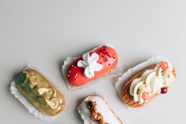 gri arka plan üzerinde çeşitli lezzetli tatlılar 